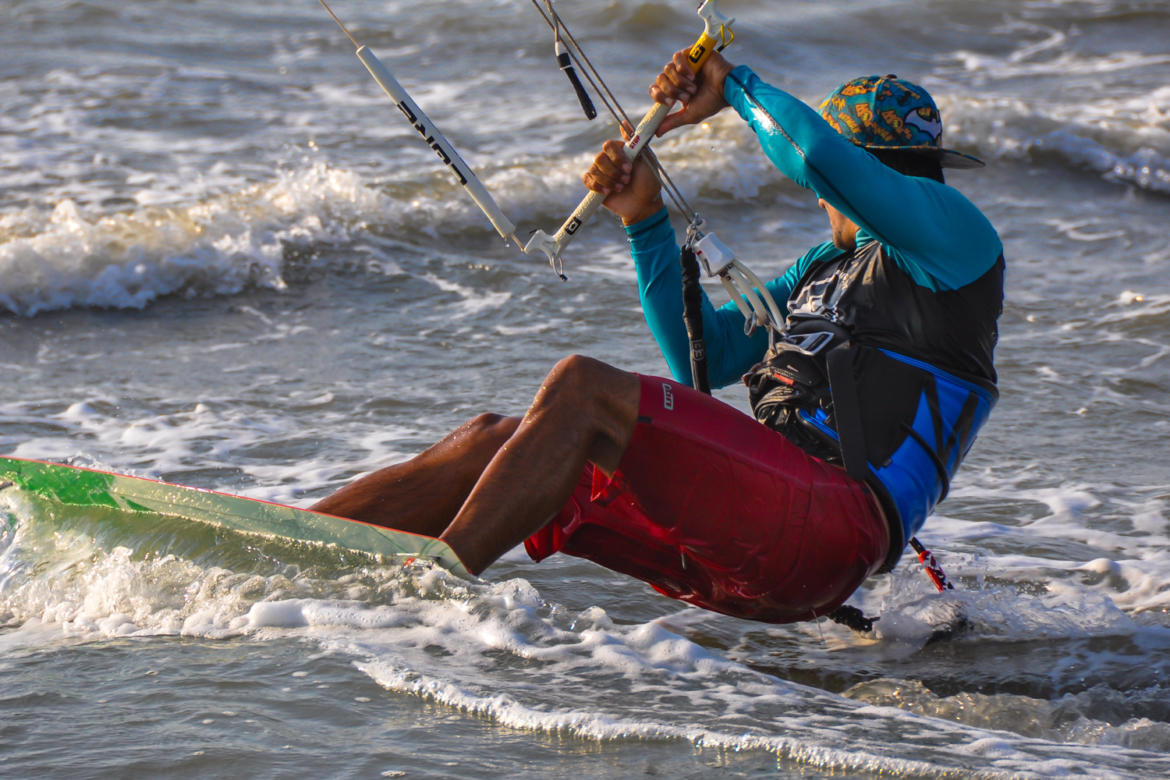 mucho-viento-enrenamientos-en-kitesurfing-Cartagena-Colombia-1.jpg
