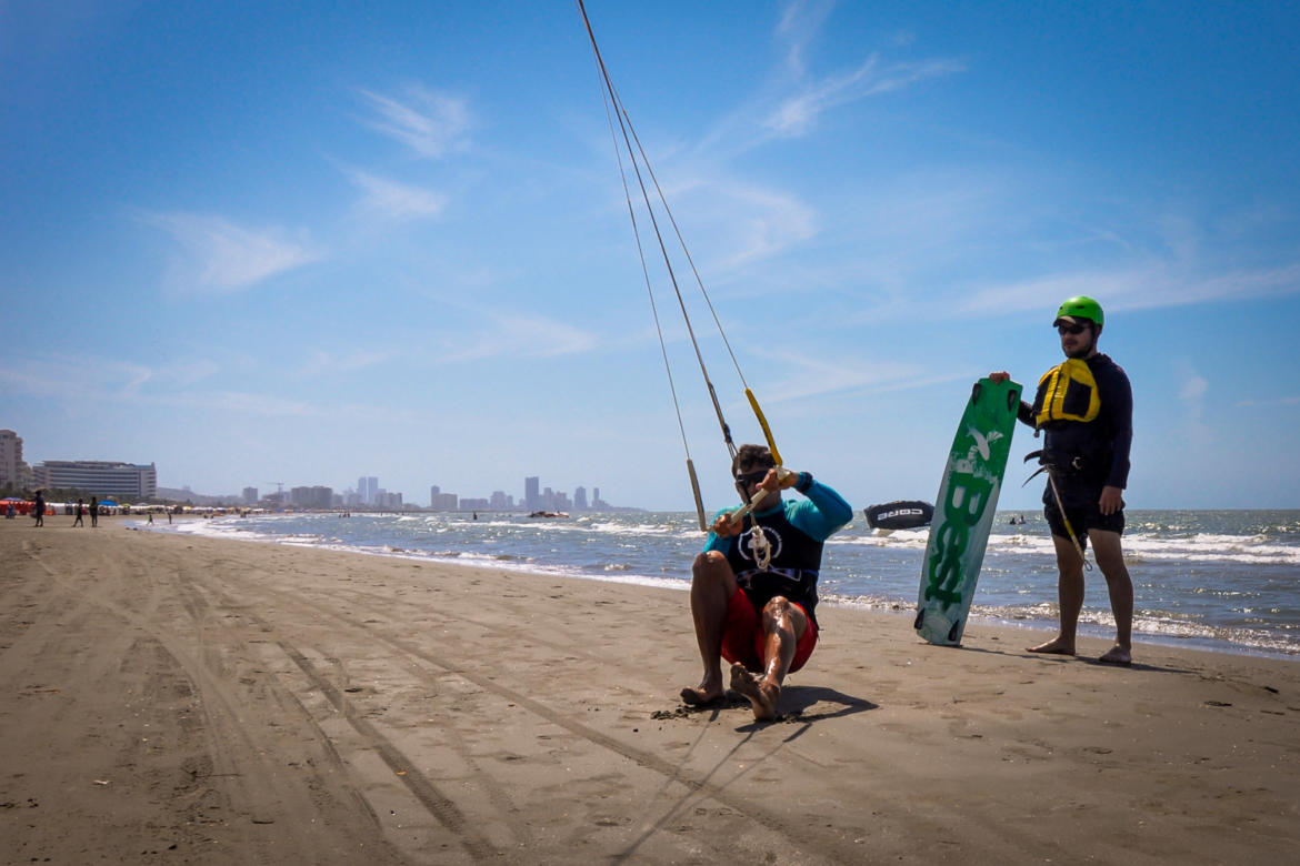 primer-vuelo-del-kite-practica-del-kitesurf-Caratgena-Colombia-1-1.jpg