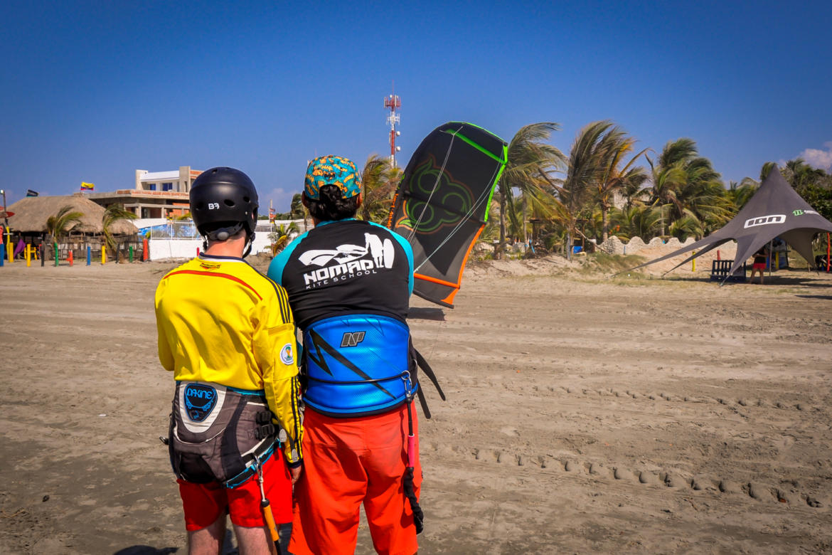 primer-vuelo-del-kite-practica-del-kitesurfing-Cartagena-Colombia-1.jpg