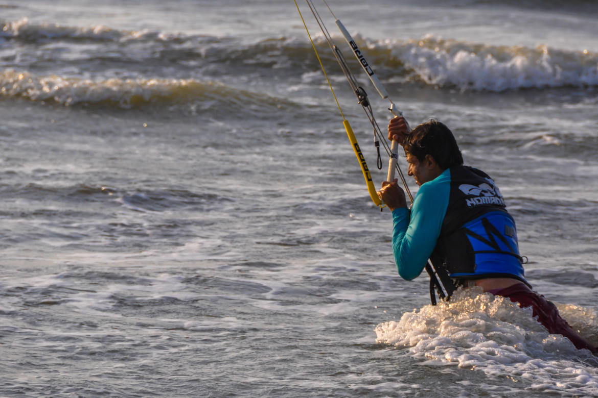 recuepracion-de-tabla-enternamiento-en-kitsurfing-Caratagena-Colombia-1.jpg