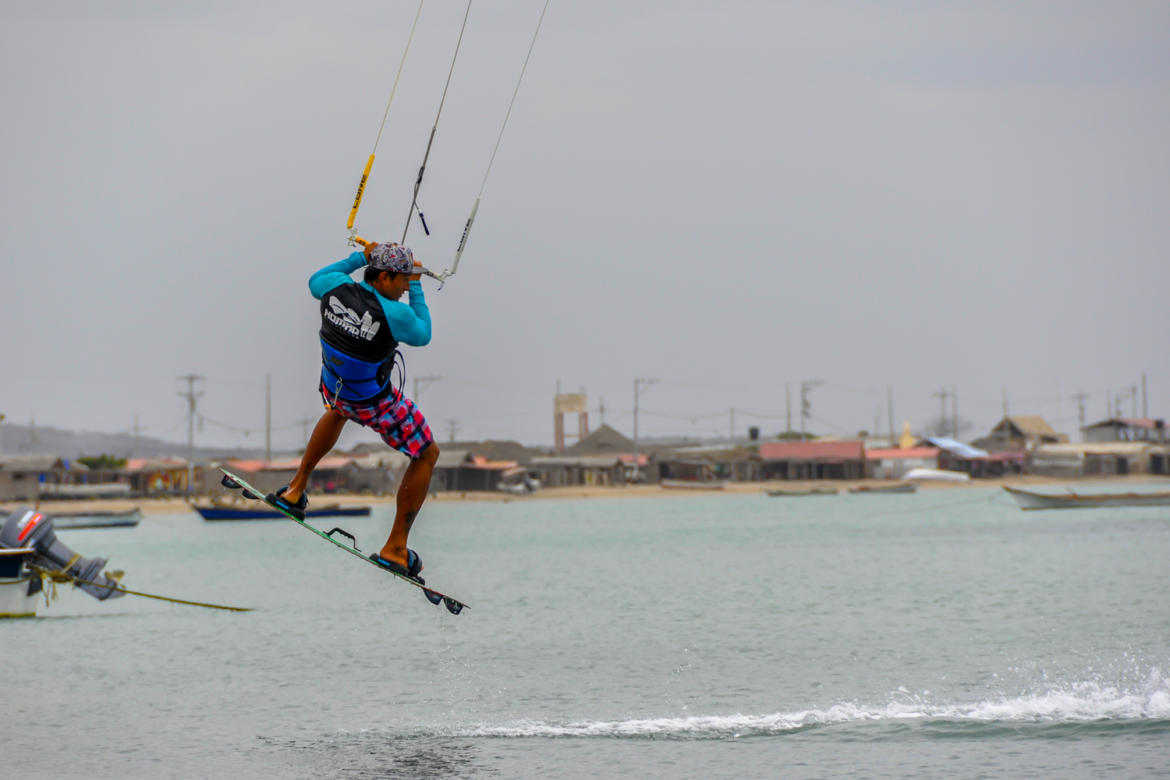 trancision-con-salto-entrenamiento-de-kitesurf-Caratagena-Colombia-1-1.jpg