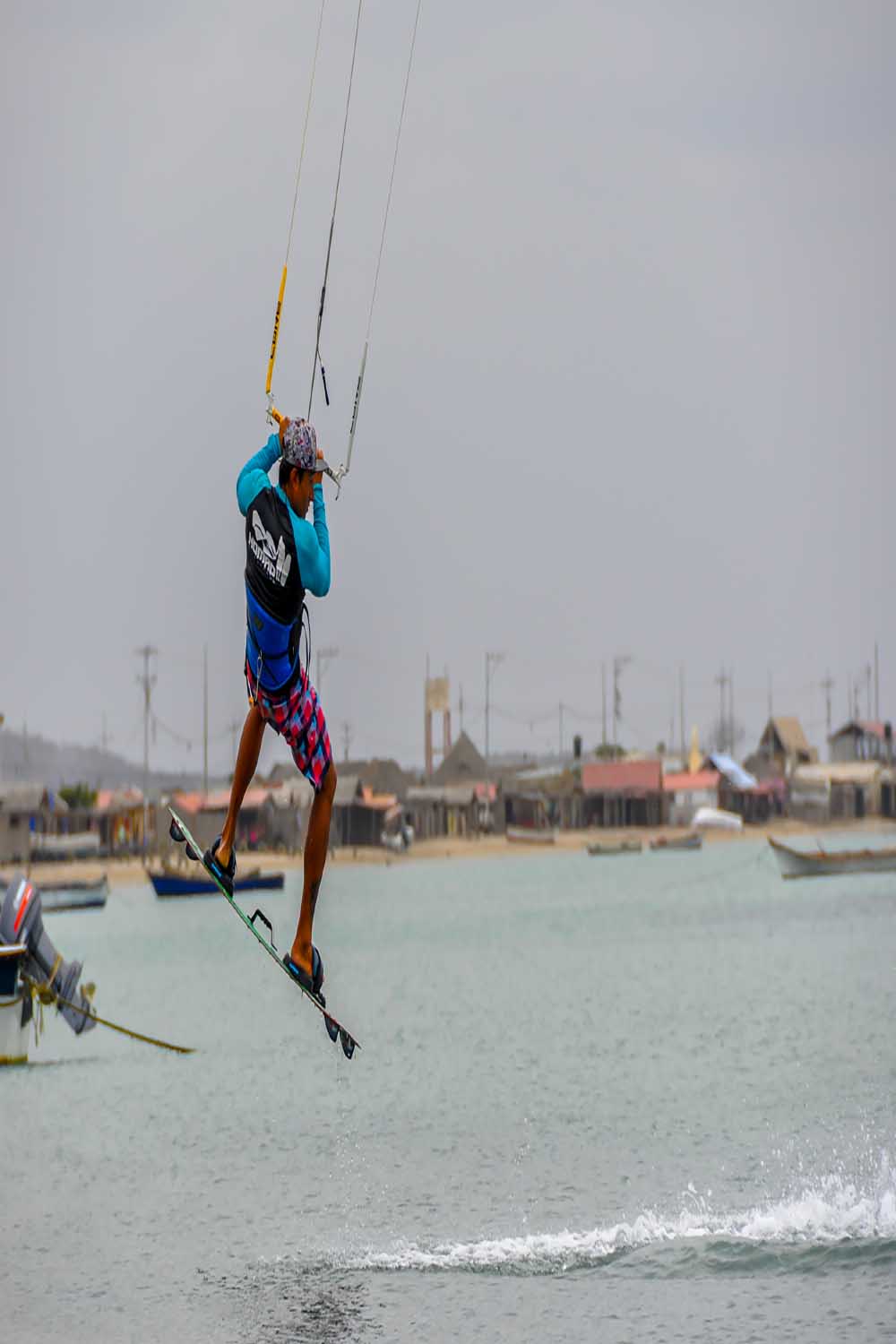 trancision-con-salto-entrenamiento-de-kitesurf-Caratagena-Colombia-.jpg